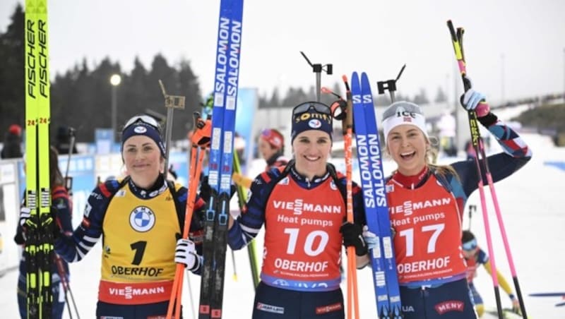 Keine große Begeisterung zeigt Justine Braisaz-Bouchet (l.) in Anbetracht des Sieges ihrer französischen Teamkollegin Julia Simon (M.) Da sind die Emotionen der Norwegerin Ingrid Landmark Tandrevold bedeutend intensiver. (Bild: AFP)