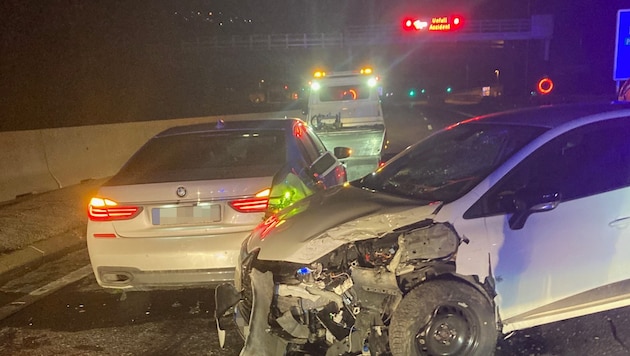 Auch das Auto eines unbeteiligten Fahrzeuglenkers wurde von der Geisterfahrerin gerammt. (Bild: zoom.tirol)