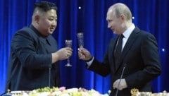 Kim und Putin: Ein Prosit auf Russlands Militärbündnis mit Nordkorea. (Bild: AFP)