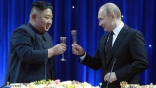 Kim und Putin: Ein Prosit auf Russlands Militärbündnis mit Nordkorea. (Bild: AFP)