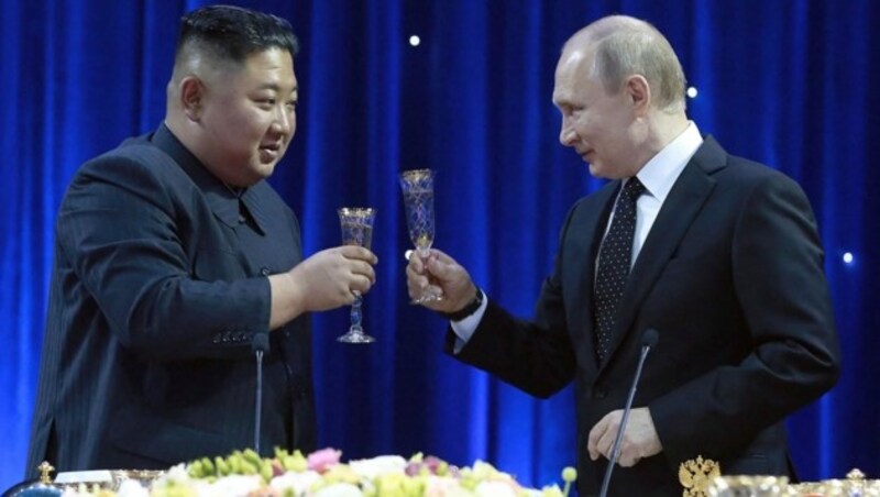 Nordkoreas Diktator Kim Jong Un (li.) und Russlands Präsident Wladimir Putin (Bild: AFP)