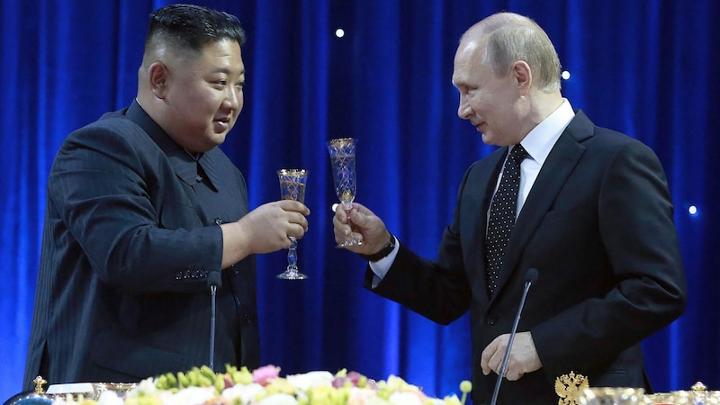 Kim Dzsong Un és Vlagyimir Putyin egy találkozón az oroszországi Vlagyivosztokban 2019 áprilisában. (Bild: AFP)