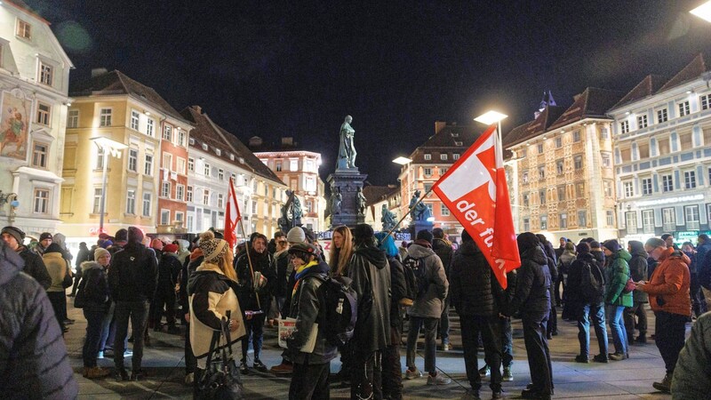 Laut Veranstalter waren rund 200 Teilnehmer bei der Demo gegen den Akademikerball. (Bild: Erwin Scheriau)