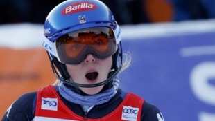 Mikaela Shiffrin lässt sich auch von einer schweren Verletzung ihren Humor nicht nehmen. (Bild: AP ( via APA) Austria Presse Agentur/ASSOCIATED PRESS)