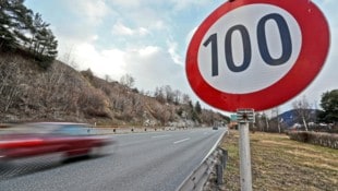 Das Tempo-100-Limit haben zwei Lenker völlig missachtet (Symbolbild). (Bild: Christof Birbaumer)