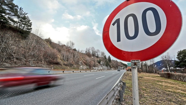 In einer 100er-Zone (Symbolbild) wurde der Tscheche mit 174 km/h geblitzt. (Bild: Christof Birbaumer)