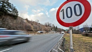 In einer 100er-Zone (Symbolbild) war der 17-Jährige mit fast 200 km/h unterwegs. (Bild: Christof Birbaumer)