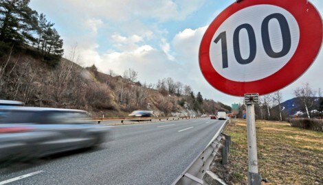 In einer 100er-Zone (Symbolbild) war der 17-Jährige mit fast 200 km/h unterwegs. (Bild: Christof Birbaumer)