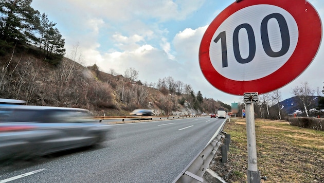 A 17 éves fiatalember 100 km/h-s zónában csaknem 200 km/h-val száguldott (szimbolikus kép). (Bild: Christof Birbaumer)