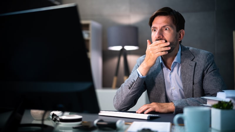 Lange Anwesenheit am Arbeitsplatz gilt weiterhin als Maßstab für die Hingabe zum Job (Symbolbild). (Bild: Andrey Popov - stock.adobe.com)