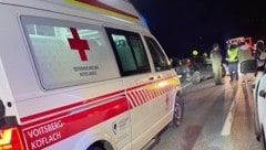 Der 36-Jährige musste vor Ort notärztlich versorgt werden. Seine Frau und ihre beiden Kinder ...