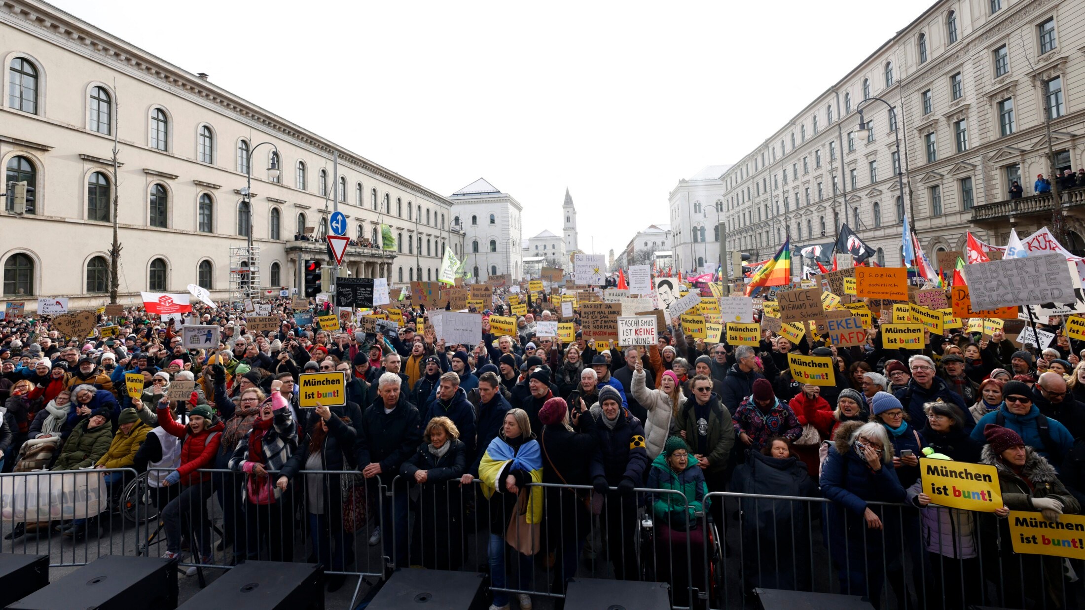 Zu Großer Andrang - 250.000 Menschen! Demo Gegen Rechts Abgebrochen ...