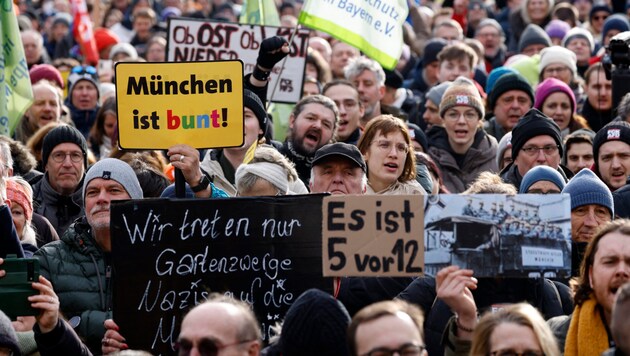 "Mnichov je barevný" zněl v neděli častý refrén. (Bild: APA/AFP/MICHAELA STACHE)