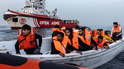 Die Seenotretter von Open Arms hatten die Migranten vor Libyen aus dem Meer gefischt. (Bild: APA/AFP/Santi Palacios)