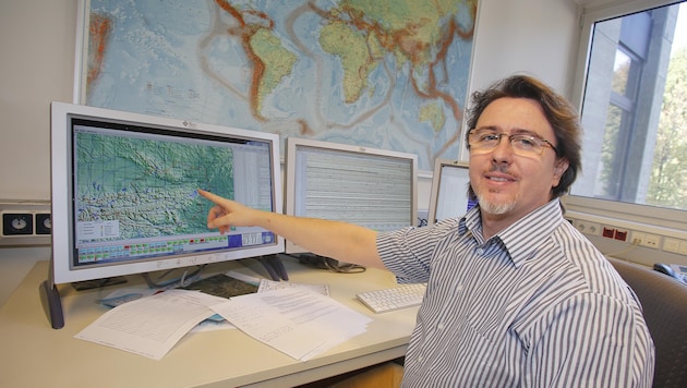 Seismologe Anton Vogelmann beobachtet die Erdbeben der letzten Tage mit großer Spannung (Bild: Martin A. Jöchl)