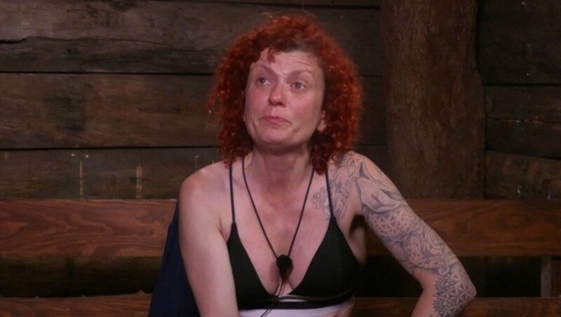 Tag 3 im Camp. Lucy Diakovska bricht bei den Gedanken an ihre verstorbene Mutter im Dschungeltelefon in Tränen aus. (Bild: Foto: RTL)
