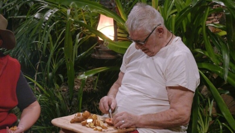 Tag 3 im Camp. Heinz Hoenig hilft bei der Zubereitung des Abendessens. (Bild: Foto: RTL)