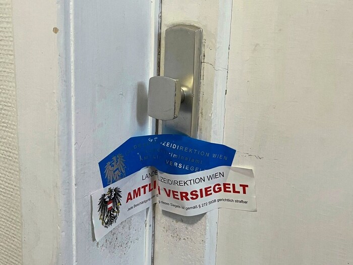 Die versiegelte Eingangstür zur Wohnung des Opfers