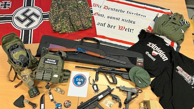 A number of Nazi devotional objects were seized during a house search. (Bild: DSN)
