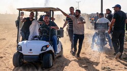 Mit einem Golfcart wurde diese Zivilperson aus Israel in den Gazastreifen entführt. (Bild: APA/AFP)