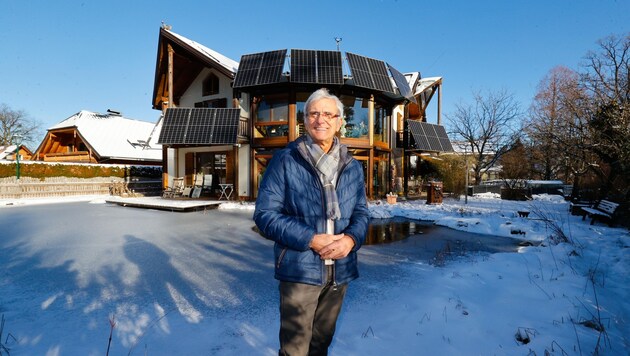 Michael Resch erzeugte mit seiner eigens konstruierten Photovoltaik-Anlage ein ganzes Jahr lang selbst Strom. Dennoch könnte er seine Solar-Zellen bald abbauen müssen. (Bild: Tschepp Markus)
