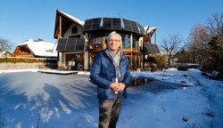Michael Resch erzeugte mit seiner eigens konstruierten Photovoltaik-Anlage ein ganzes Jahr lang selbst Strom. Dennoch könnte er seine Solar-Zellen bald abbauen müssen. (Bild: Tschepp Markus)