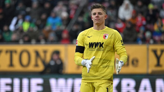 Augsburg-Keeper Finn Dahmen patzte beim Gegentor, am Ende durfte er dennoch jubeln.