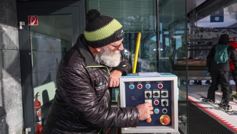 Mehrere Male am Tag muss er den Stopp-Knopf drücken (Bild: Roland Hölzl)