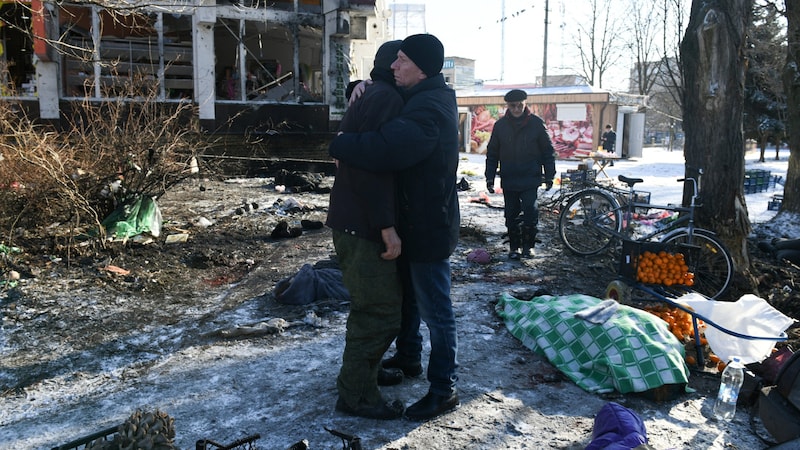 Szívszorító jelenetek Ukrajnában (Bild: APA/AFP/STRINGER)
