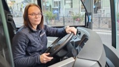 Auch Bianca Winkler lenkt die KMG-Busse. „Mir gefällt mein Beruf sehr gut.“  (Bild: Tragner Christian)