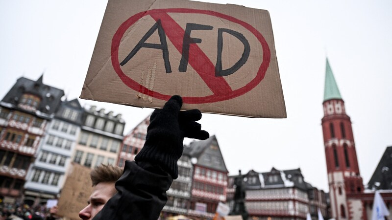 Proteste und Debatte über ein Verbotsverfahren (Bild: AFP)