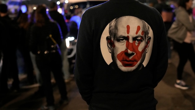 Die Wut auf Netanyahu ist groß, innenpolitisch steht er unter Druck wie nie zuvor. (Bild: AP)