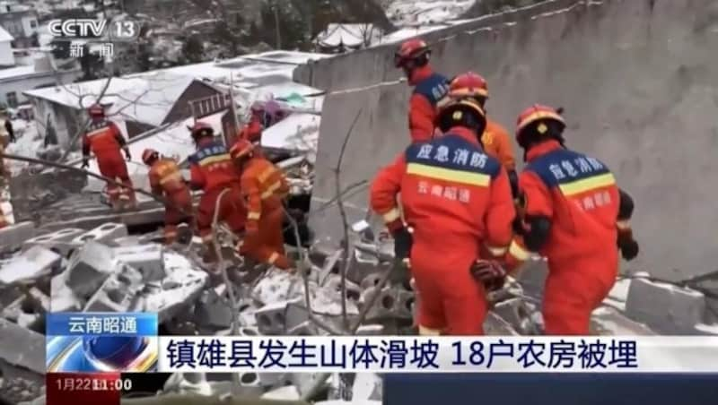 Rettungskräften suchten in den Trümmern der verschütteten Häusern nach Menschen. (Bild: kameraOne (Screenshot))