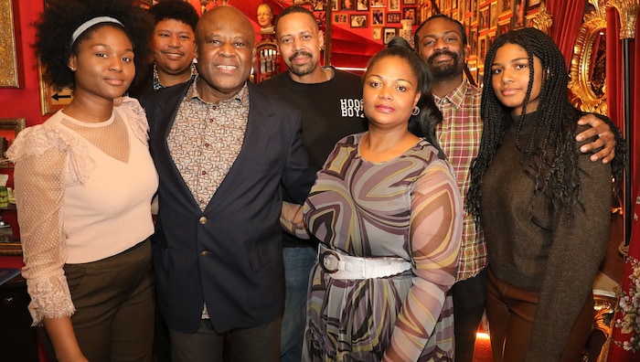 Biko mit Ehefrau Nakale und seine Kindern v.l.n.r.: Malaika, Ronny, Biko, Biko jun., Nakale, ...