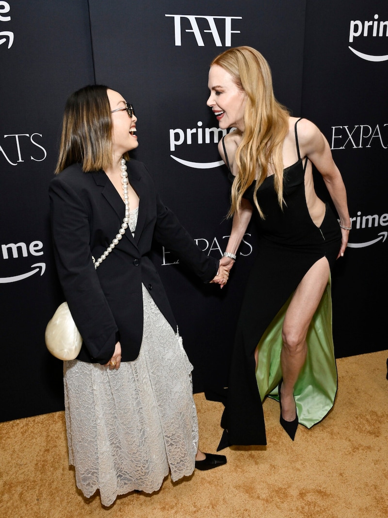 Lulu Wang und Nicole Kidman amüsieren bei der Premiere ihrer gemeinsamen Miniserie „Expats“ (Bild: APA/Evan Agostini/Invision/AP)