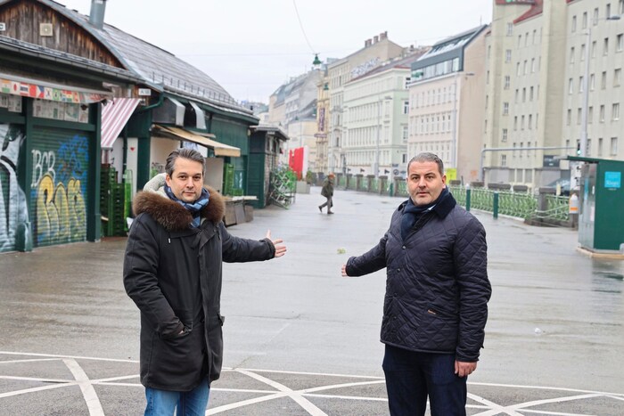 FPÖ Wien-Chef Dominik Nepp und FPÖ-Bezirksrat Leo Kohlbauer fordern ein Konzept für den Naschmarkt und mehr Kontrolle des Angebots.
