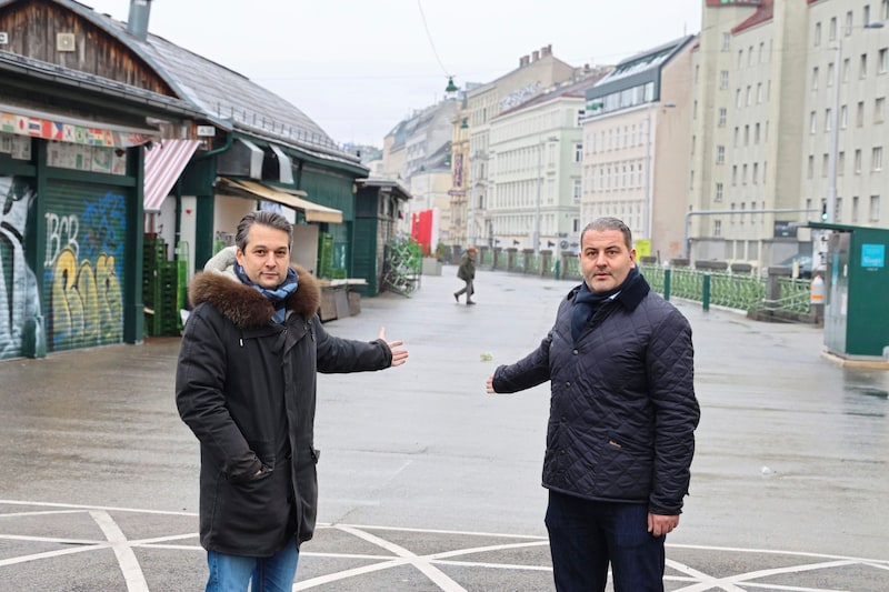 FPÖ Wien-Chef Dominik Nepp und FPÖ-Bezirksrat Leo Kohlbauer fordern ein Konzept für den Naschmarkt und mehr Kontrolle des Angebots. (Bild: Zwefo)