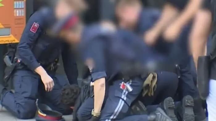 Der Angeklagte soll das Opfer zweimal mit dem Kopf gegen den Asphalt gestoßen haben.