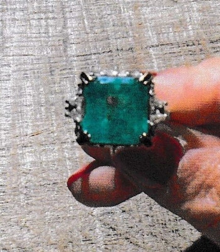Der Weißgold-Ring mit 7,08-Karat-schwerem Smaragd und weißen Diamanten.