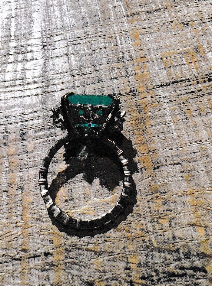 Der Weißgold-Ring mit 7,08-Karat-schwerem Smaragd und weißen Diamanten.