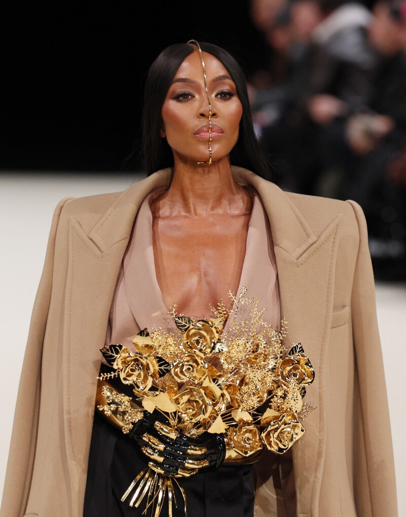 Tiefer Ausschnitt und Gold-Details: Der Look steht Naomi einfach ausgezeichnet! (Bild: APA/AFP/ALAIN JOCARD)