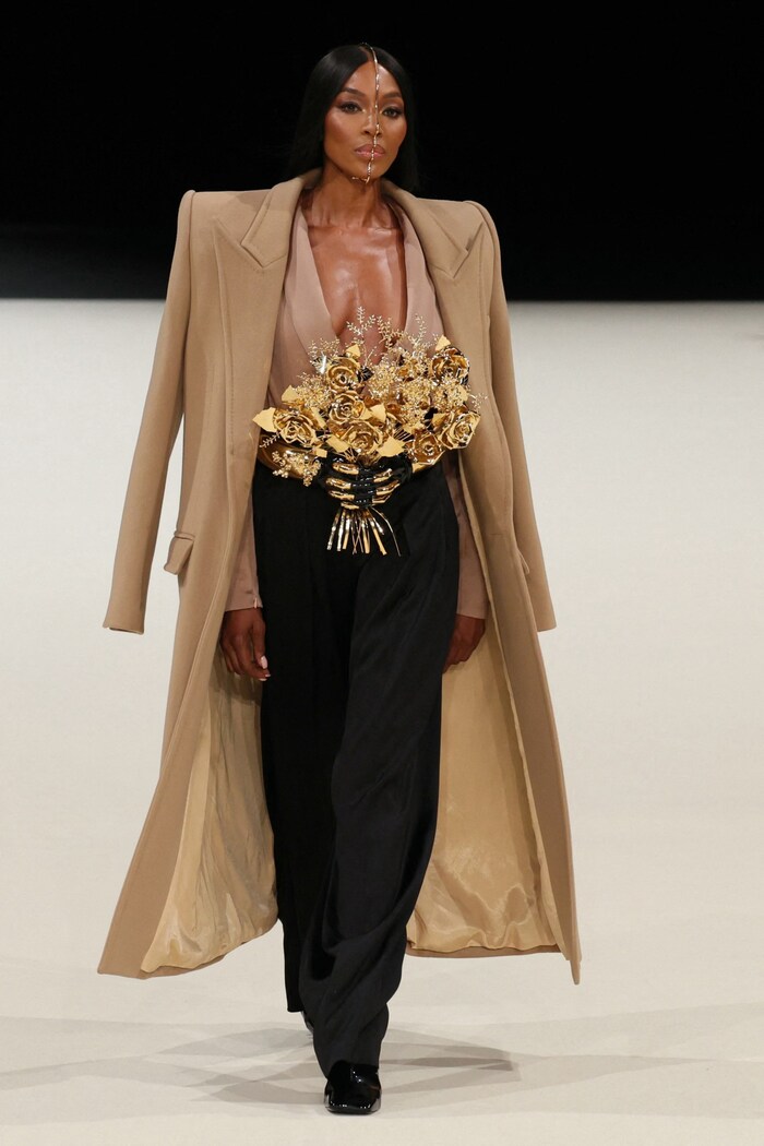 Der lange Mantel rundete den Look perfekt ab.