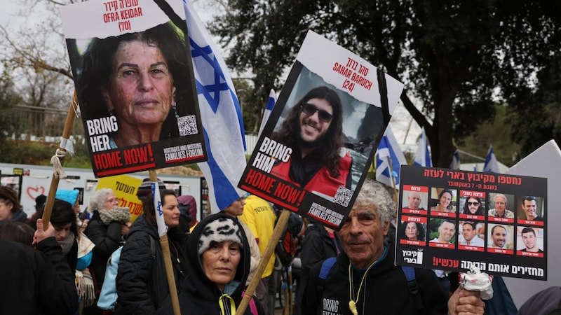 Angehörige der von der Hamas verschleppten isreaelischen Geiseln protestieren für die Freilassung ihrer Liebsten. (Bild: AFP)