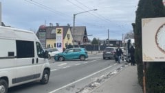 Der beschädigte Pkw stand vor der Öfag quer auf der Straße (Bild: zVg, Krone KREATIV)