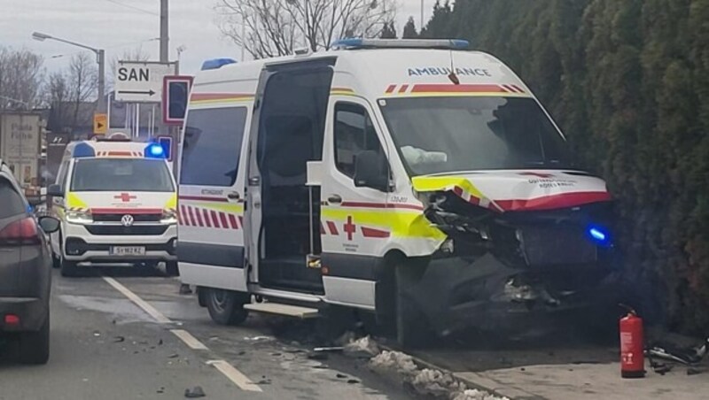 Der Rettungswagen wurde durch den Zusammenstoß in eine Hecke an der Straße gedrückt (Bild: zVg)