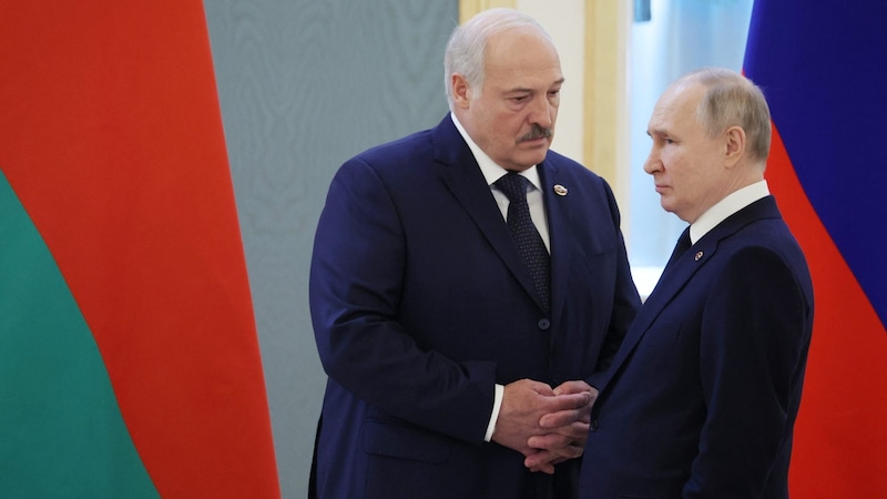 Weißrusslands Machthaber Alexander Lukaschenko ist ein enger Verbündeter von Russlands Präsident Wladimir Putin. (Bild: AFP)