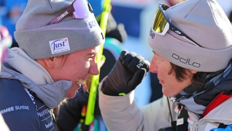 Lena Häcki-Groß (li.) mit ihrer Trainerin Sandra Flunger (Bild: GEPA pictures/ Thomas Bachun)