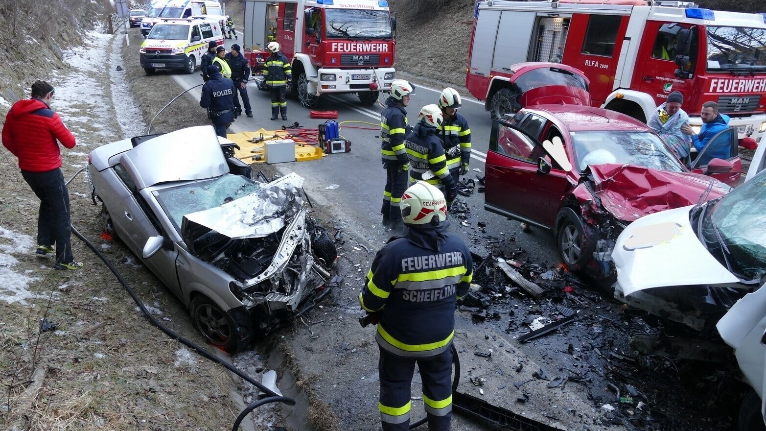 Wegen Sekundenschlaf - Frontal-Crash: 5 Verletzte, Frau In Lebensgefahr ...