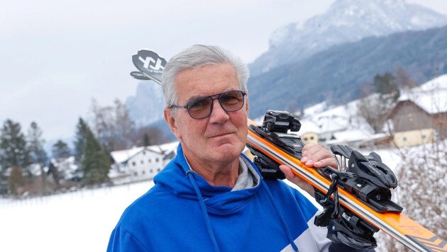 Seine Ski schultert Peter Fuschlberger seit dem Pistenunfall nur noch zu Fotozwecken.  (Bild: Tschepp Markus)