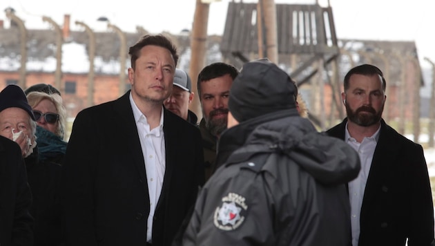 Musk beim Besuch der Gedenkstätte des deutschen Vernichtungslagers Auschwitz-Birkenau in Oswiecim, Polen (Bild: AP)